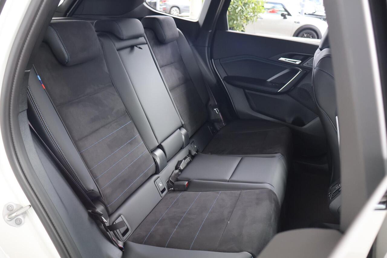 BMW X1 xDrive25e | M Sportpakket Pro | Trekhaak Elektrisch | Stuur- en stoelverwarming | Stoelen Elektrisch met Massage | Harman Kardon | Head-Up Display | 19 "M Dubbelspaak