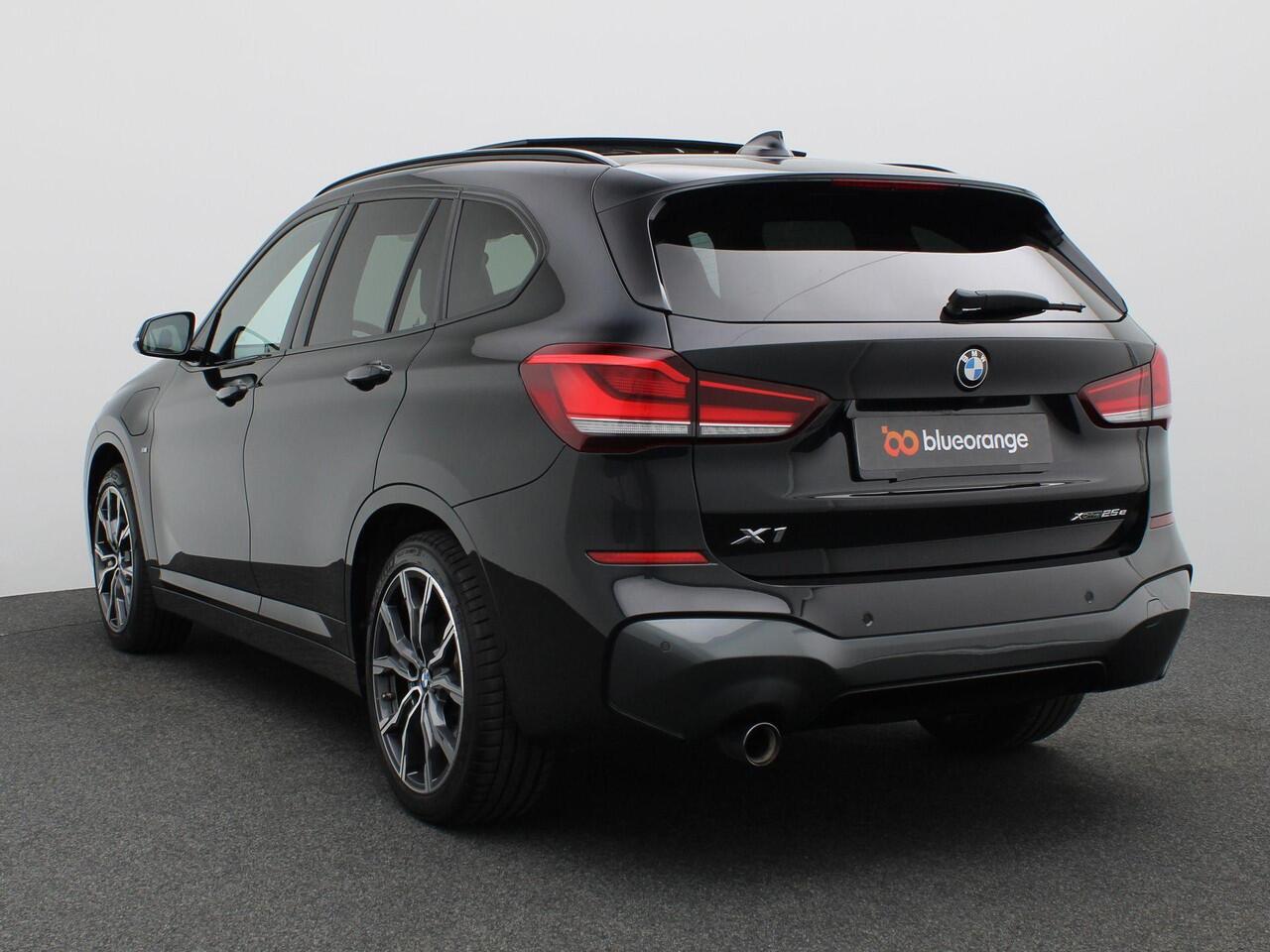 BMW X1 xDrive25e eDrive Edition 220PK Aut. SOH 88%, Pano-Schuifdak, M-Sport, Head-Up Display, Alarm, Trekhaak, 18" LM Velgen, Lederen Bekleding, Achteruitrijcamera, Stoelverwarming