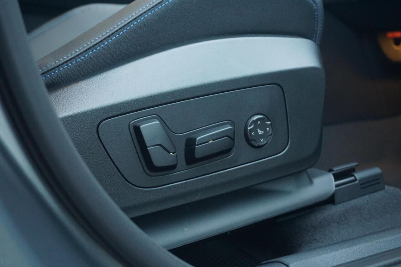 BMW X1 sDrive20i M Sportpakket Pro 19'' / Panoramadak / Elektrisch verstelbare stoelen / Harman Kardon / Trekhaak