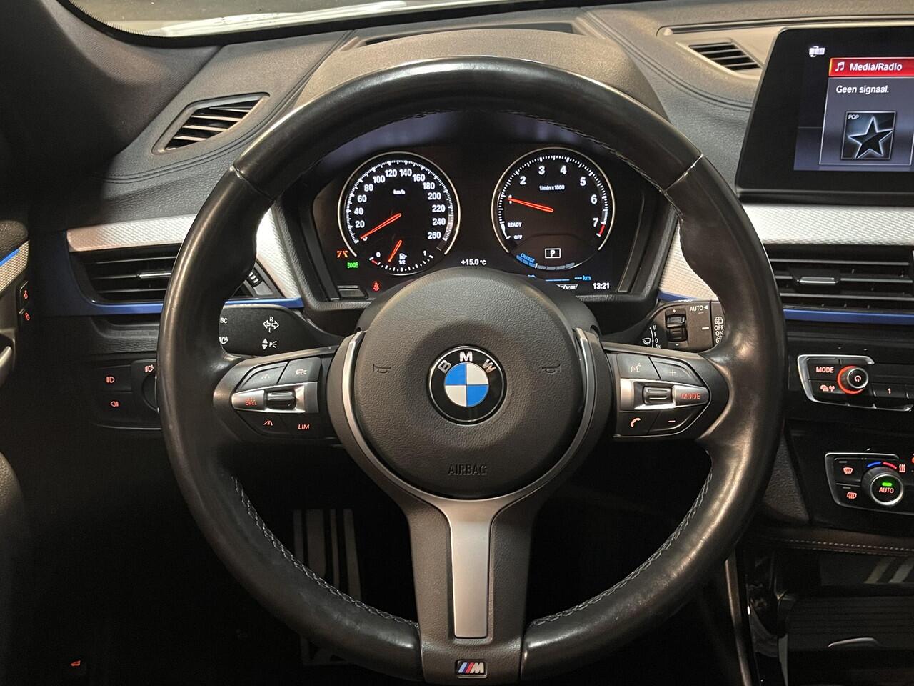 BMW X1 xDrive25e High Executive M Sport 18"/Panoramadak/Head-up/Adaptieve cruise/Sportstoelen/Stoelverwarming/Camera/LED/Keyless/PDC v+a