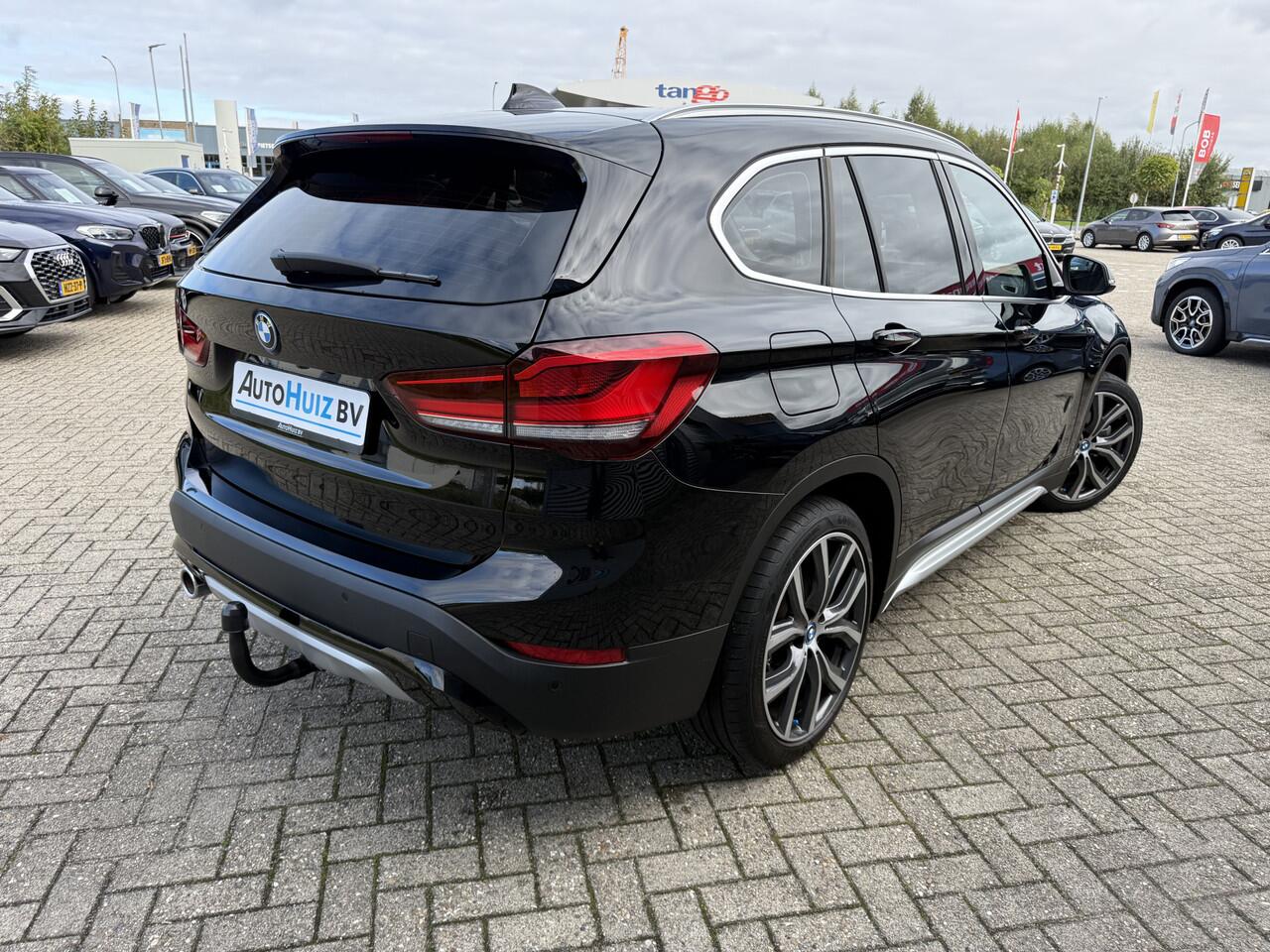 BMW X1 xDrive25e High Executive xLine Panoramadak Elek. Stoelverstelling Lederen Bekleding LED Trekhaak Keyless Entry Carplay Achteruitrijcamera 19 Inch Head-Up Display