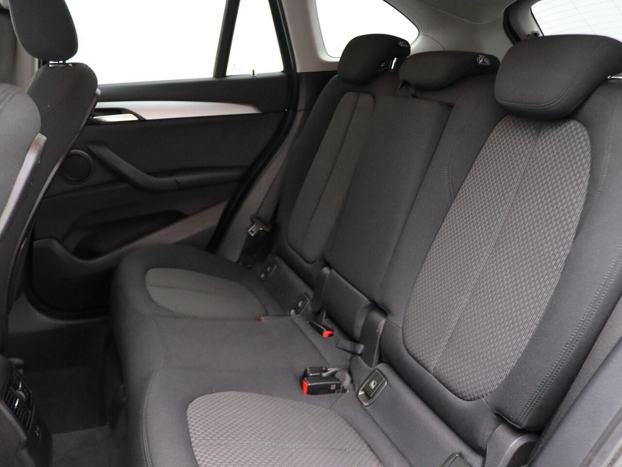 BMW X1 sDrive18i Achteruitrijcamera | Head-up Display | Afneembare Trekhaak | Navigatie Prof. | LM 17''