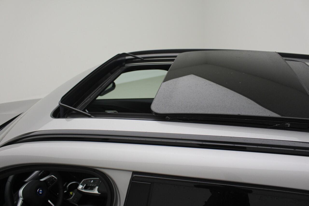 BMW X1 xDrive25e M-Sport | Panorama | Voorbereiding Driving Assistant Plus | Trekhaak | Camera