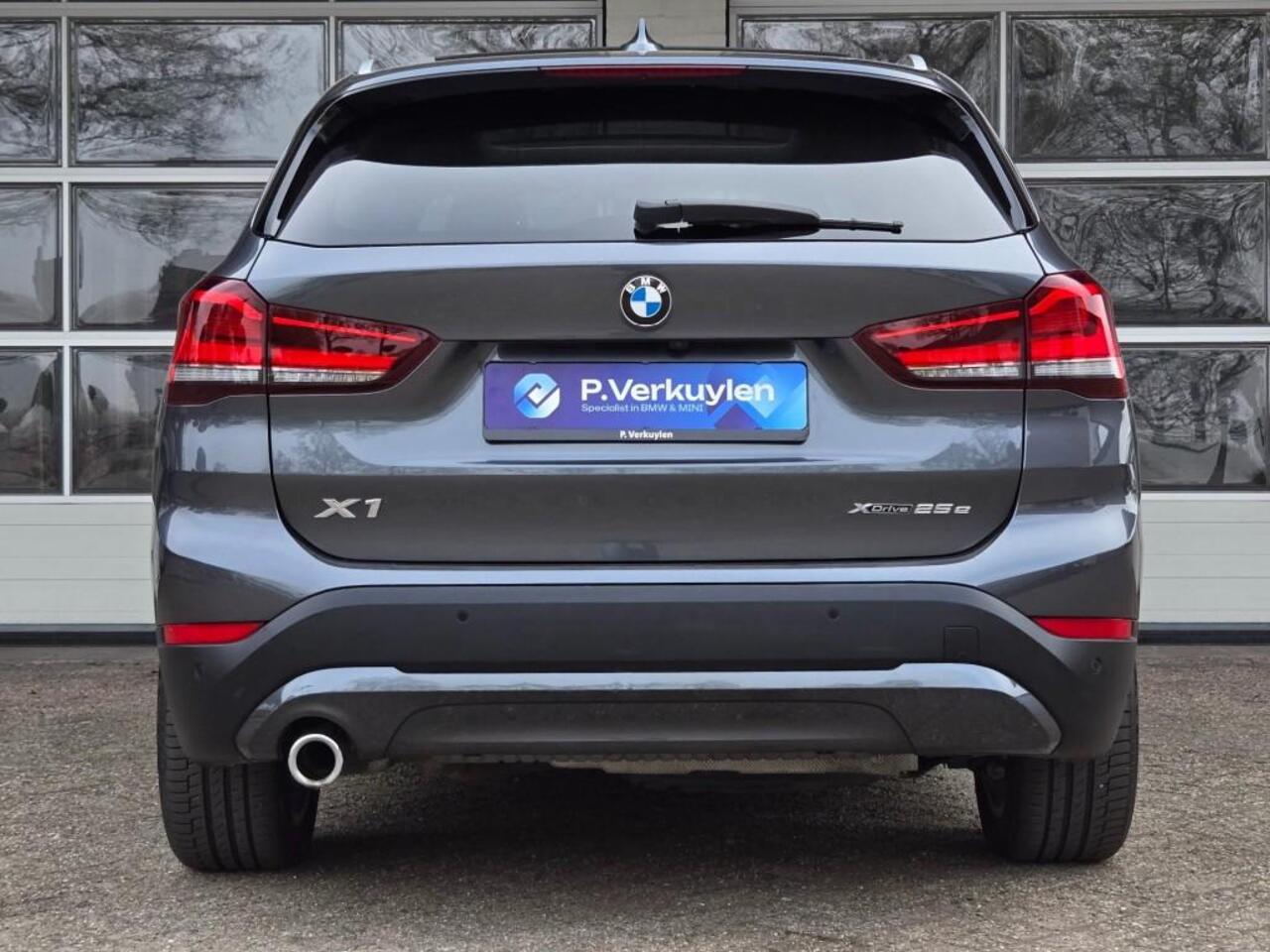 BMW X1 XDRIVE25E SPORT LINE | SPORTSTOELEN | PANORAMA | CAMERA | KEYLESS |