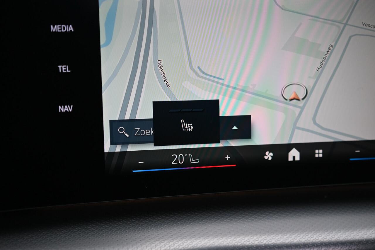 BMW X1 sDrive20i High Executive M Sport Automaat / Panoramadak / Trekhaak / Sportstoelen / M Adaptief onderstel / Comfort Access / Parking Assistant Plus / Adaptieve LED / Head-Up