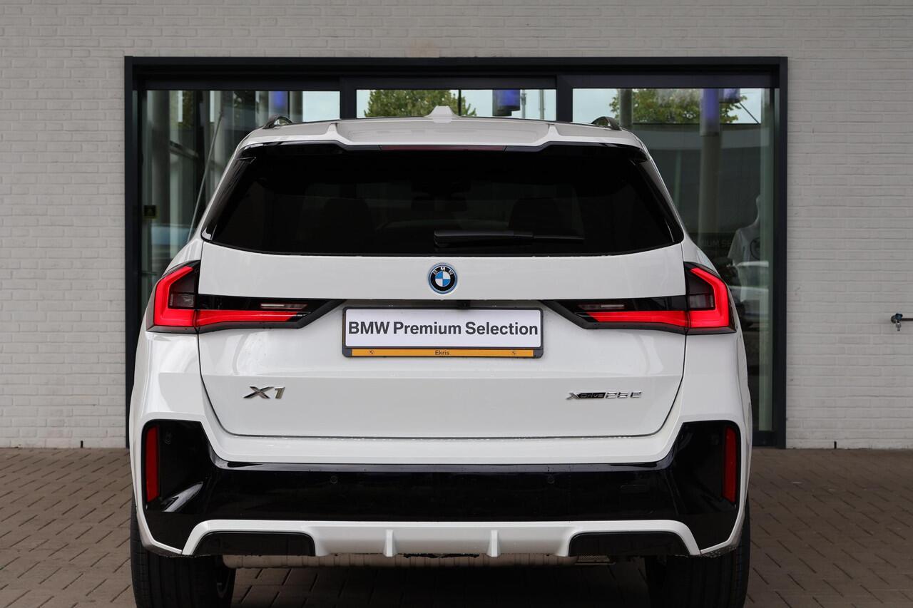 BMW X1 xDrive25e | M Sportpakket Pro | Trekhaak Elektrisch | Stuur- en stoelverwarming | Stoelen Elektrisch met Massage | Harman Kardon | Head-Up Display | 19 "M Dubbelspaak