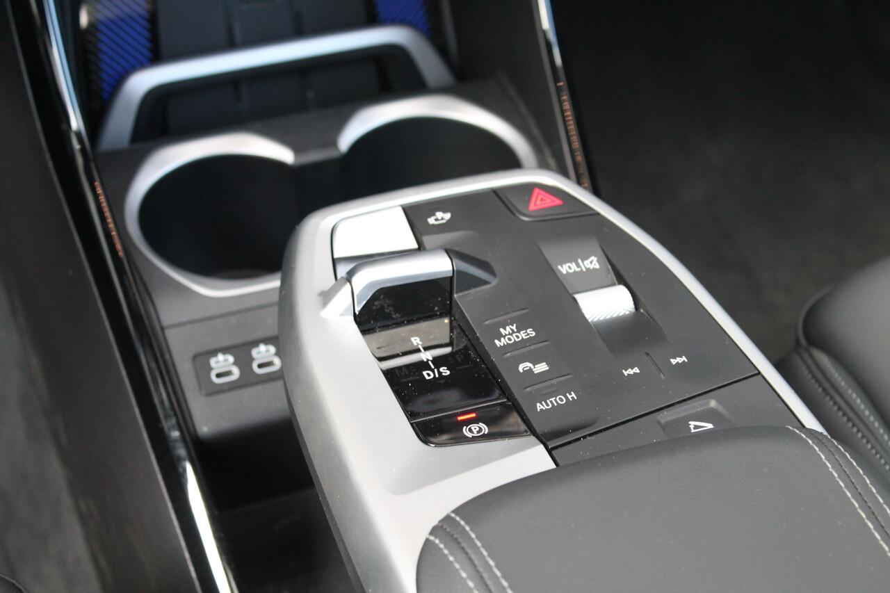 BMW X1 sDrive20i High Executive M Sport Automaat / Panoramadak / Sportstoelen / Parking Assistant Plus / Adaptief M Onderstel / Head-Up / Comfort Access