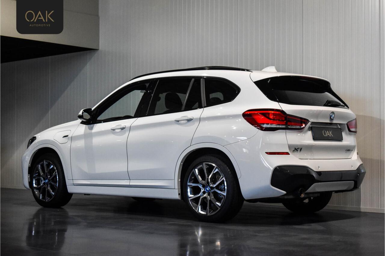 BMW X1 xDrive25e | M-Sport | Navigatie | Panorama | Leder | Camera | Trekhaak | 19"LM | Alpinweiss