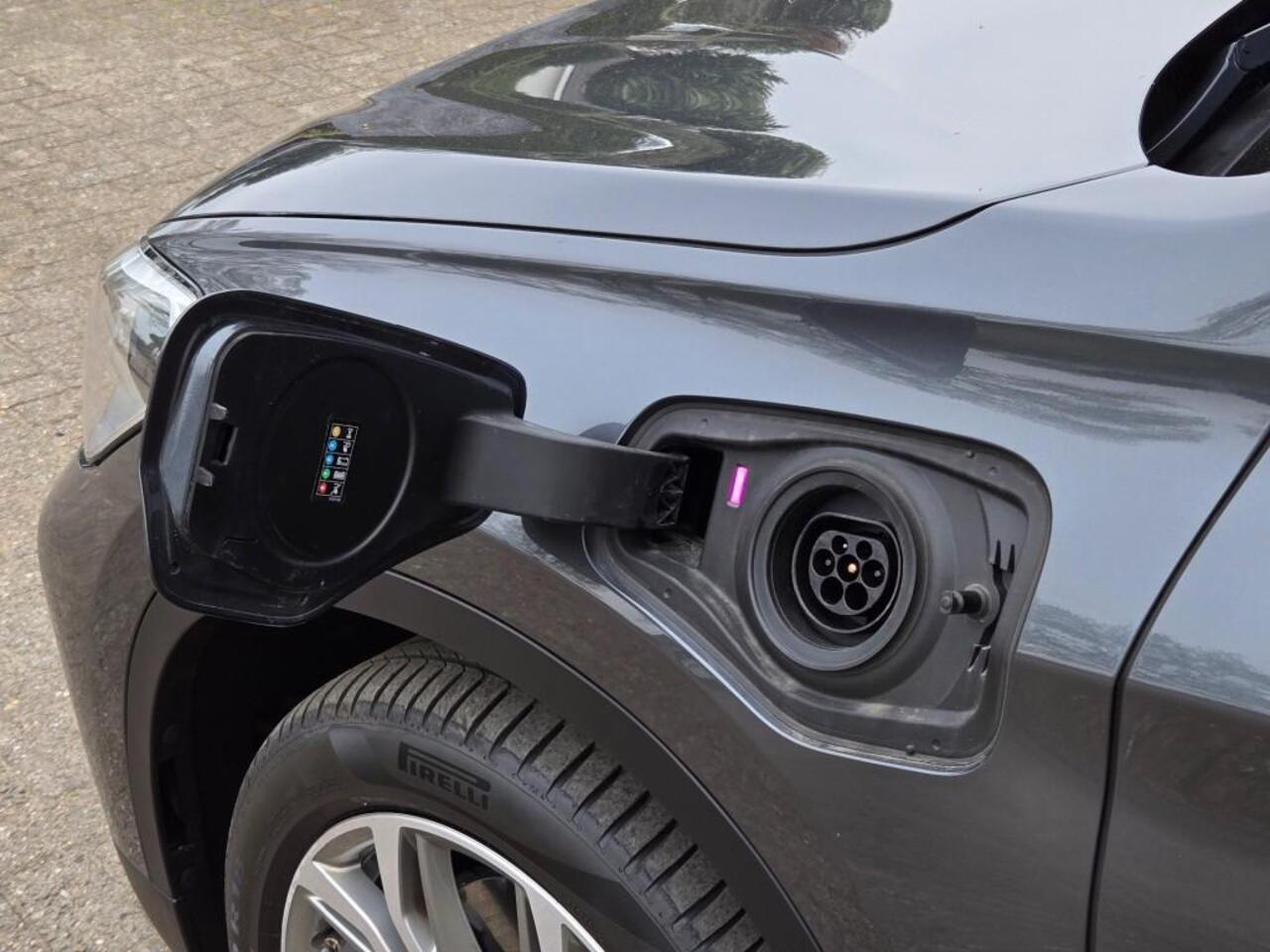 BMW X1 XDRIVE25E SPORT LINE | SPORTSTOELEN | PANORAMA | CAMERA | KEYLESS |