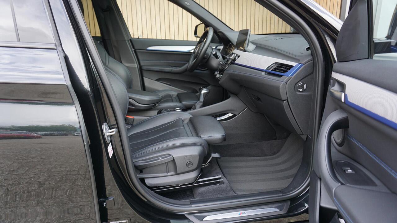 BMW X1 xDrive25e 220pk M-Sport *Facelift* Leder Pano-dak Head-up 19inch LM Afn.Trekhaak LED DAB Groot Navi 82201km!