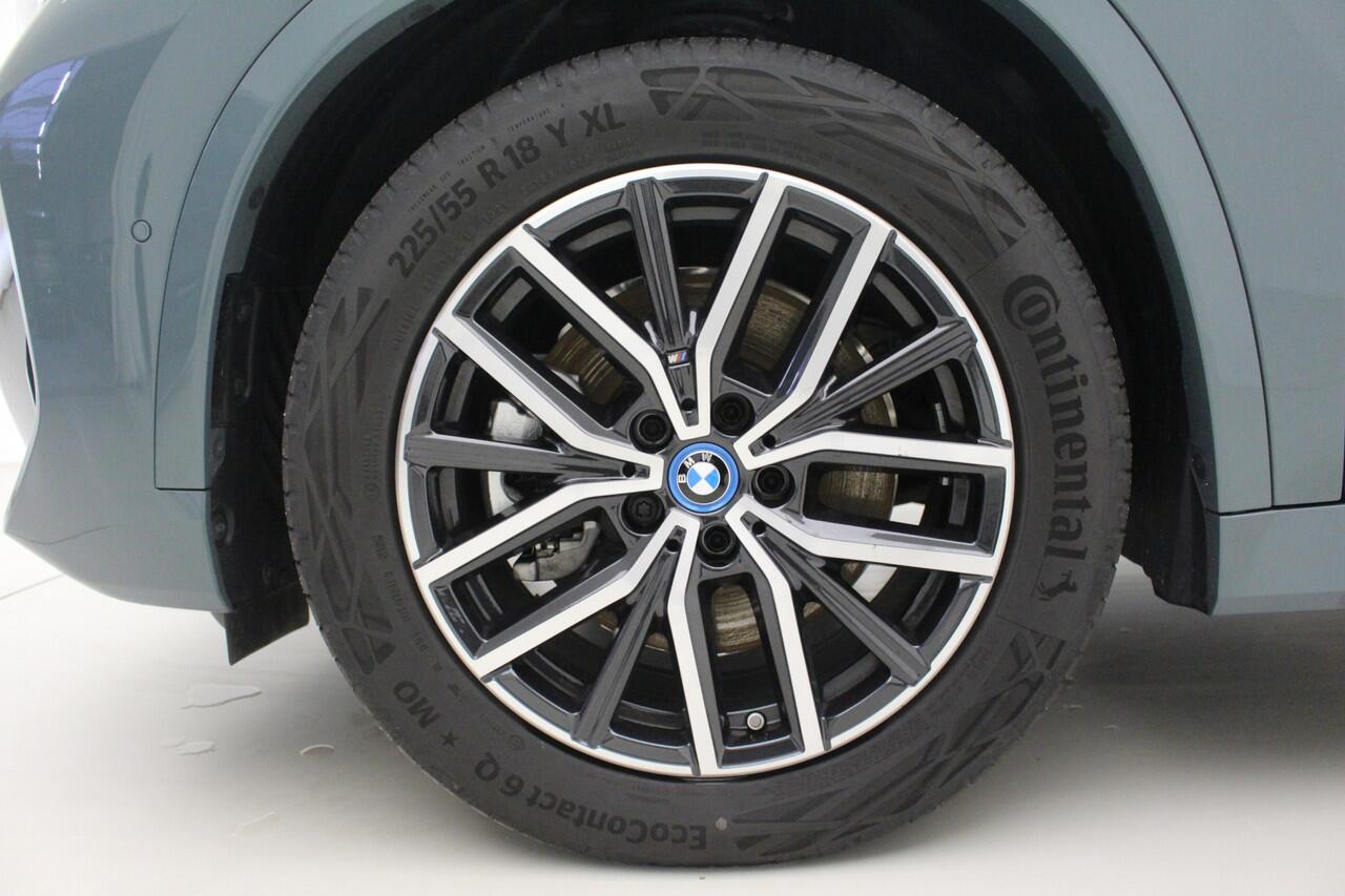 BMW X1 xDrive25e | M-Sport | Panorama | Trekhaak | Voorbereiding Driving Assistant Plus | Privacy Glass | Camera | Stoelverwarming |