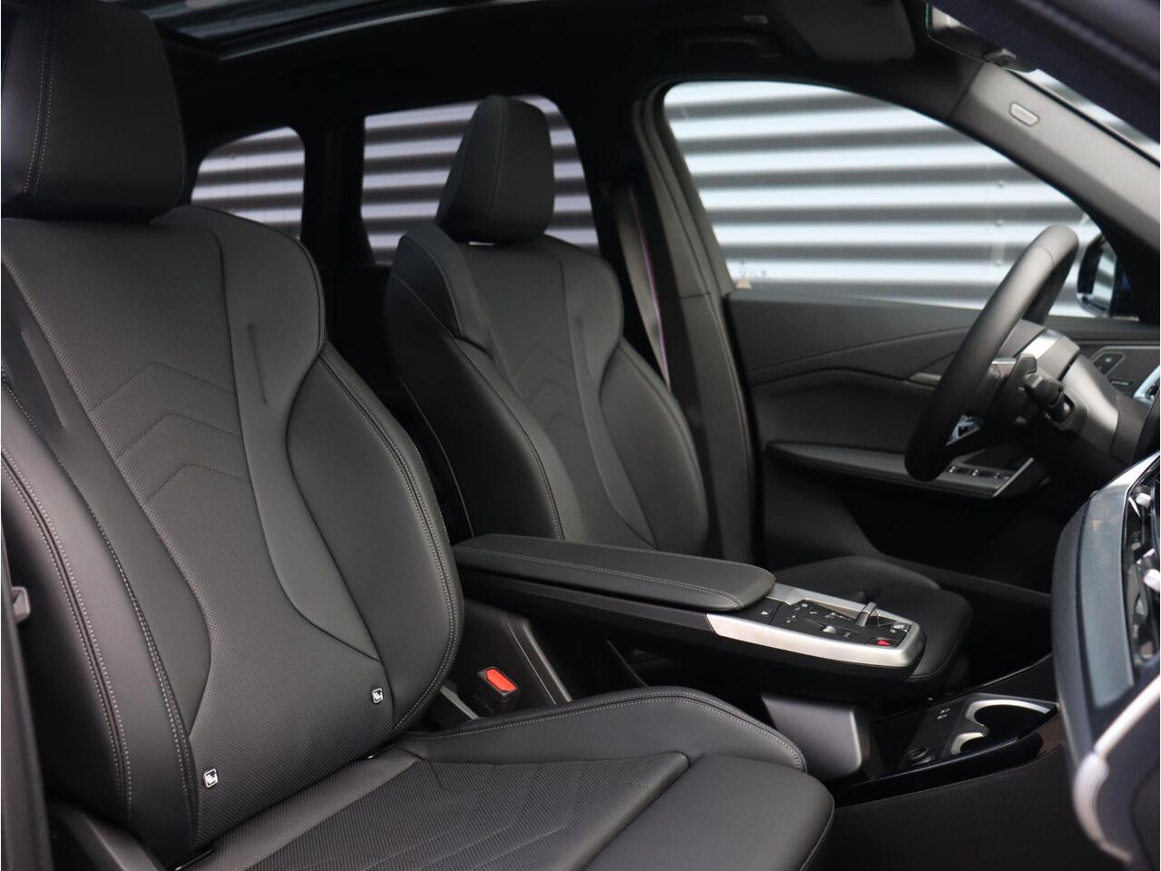 BMW X1 xDrive25e | M Sportpakket Pro | Individual Lak | Panodak | Head-Up | Trekhaak | Driving Assistant Plus | Elektr. Stoelen | Harman Kardon | Parking Assistant Plus | 19'' LMV