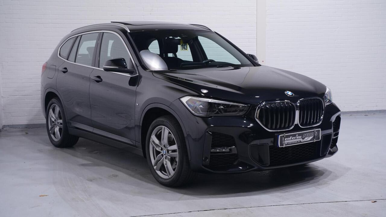 BMW X1 sDrive20i M Sport Panoramadak 1e Eig. NAP Head up Camera Apple Carplay Led koplampen