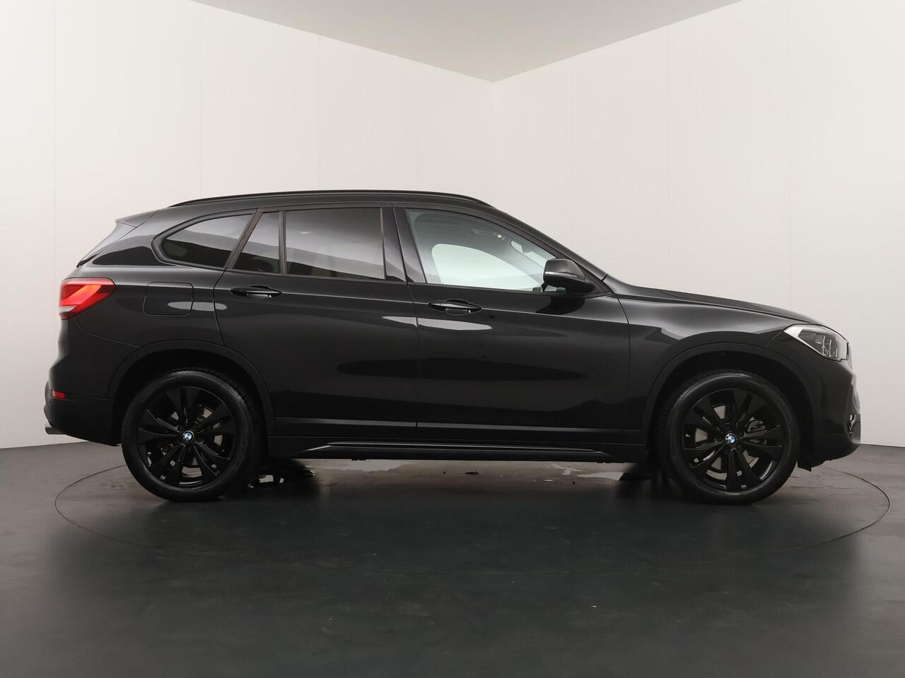 BMW X1 xDrive20i High Executive | Sportline | Glazendak | Getint Glas |