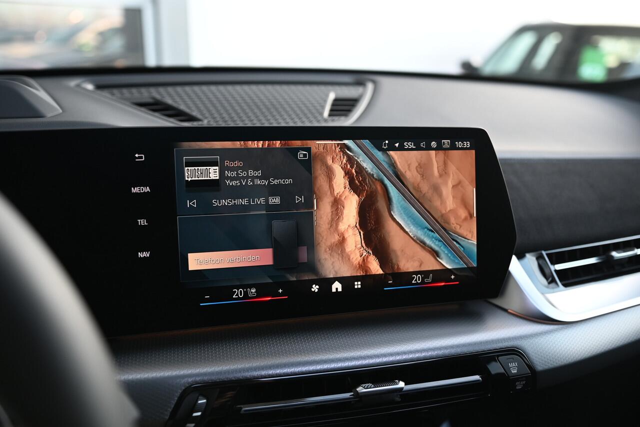 BMW X1 sDrive20i High Executive M Sport Automaat / Panoramadak / Trekhaak / Sportstoelen / M Adaptief onderstel / Comfort Access / Adaptieve LED / Parking Assistant Plus / Head-Up / Harman Kardon