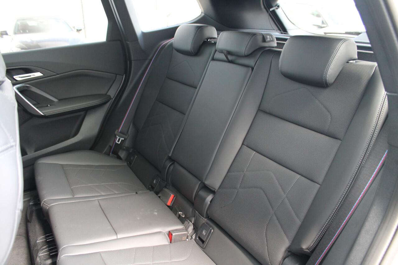 BMW X1 sDrive20i High Executive M Sport Automaat / Panoramadak / Sportstoelen / Parking Assistant Plus / Adaptief M Onderstel / Head-Up / Comfort Access