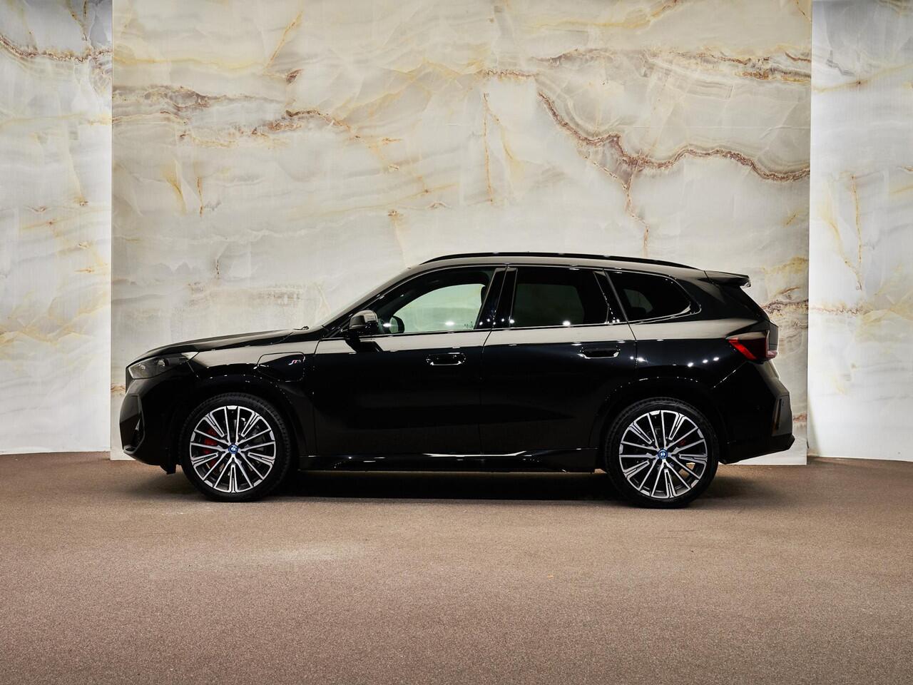 BMW X1 xDrive30e M Sport Pro, M stoelen, pano, tr.haak, H/K, 20", HUD, ACC, keyless, privacy