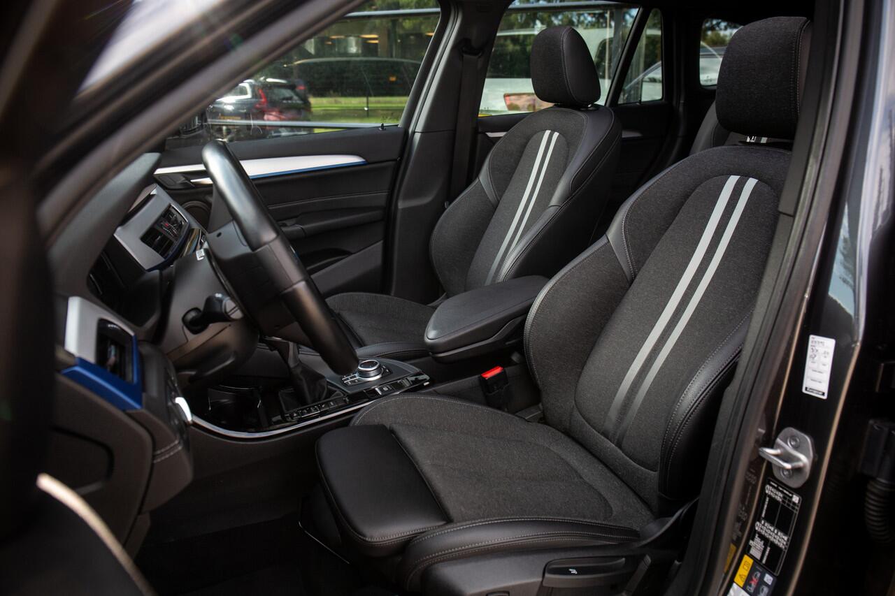 BMW X1 xDrive25e Executive , Glazen panoramadak, Head-up display, Achteruitrijcamera, Sfeerverlichting,