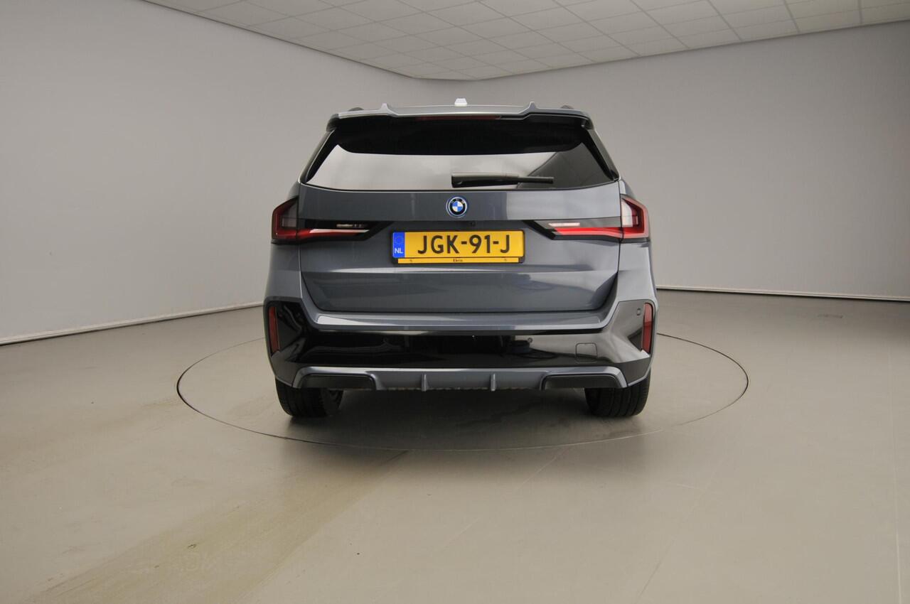 BMW X1 xDrive25e | M-Sportpakket | LED | HUD | Active cruise | Trekhaak | Schuifdak | DAB | Harman-kardon sound | Alu 19 inch