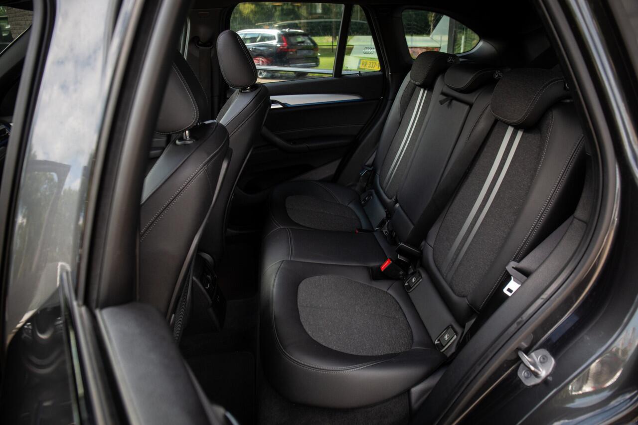 BMW X1 xDrive25e Executive , Glazen panoramadak, Head-up display, Achteruitrijcamera, Sfeerverlichting,