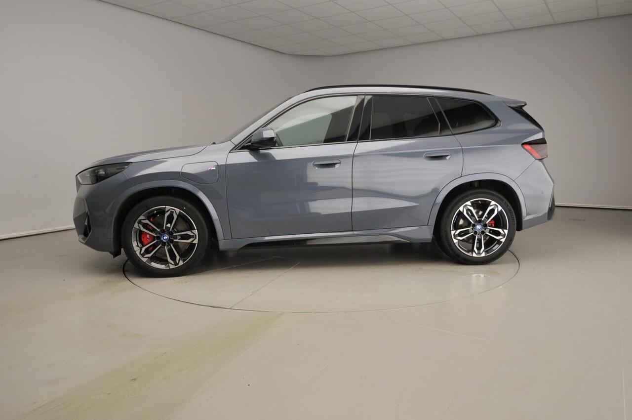 BMW X1 xDrive25e | M-Sportpakket | LED | HUD | Active cruise | Trekhaak | Schuifdak | DAB | Harman-kardon sound | Alu 19 inch