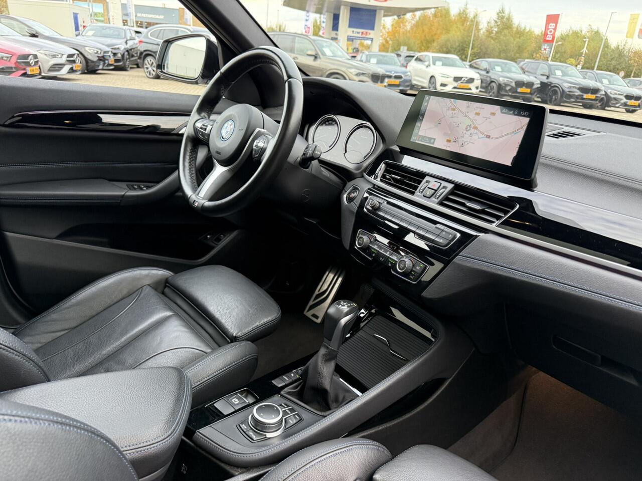 BMW X1 xDrive25e High Executive M Sport LED Head-Up Display Panoramadak Trekhaak Elek. Stoelverstelling 19 Inch Achteruitrijcamera Stuurverwarming ACC BTW Vol!!!!