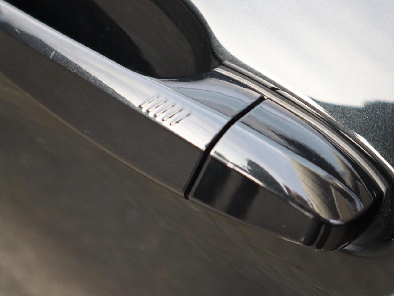 BMW X1 xDrive25e High Executive M Sport Pakket Automaat / Panoramadak / Trekhaak / Shadow Line / LED / Head-up Display / Sportstoelen / 19 Inch / Leder / Parkeersensoren voor+achter / Stoelverwarming / Harman Kardon / Achteruitrijcamera / Stuurwielverwarming / E