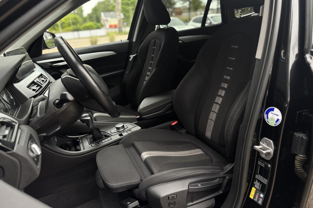 BMW X1 xDrive25e | Head-up | Camera | PDC V&A | Sportstoelen | Sportstuur | LED | DAB | 15x op voorraad !