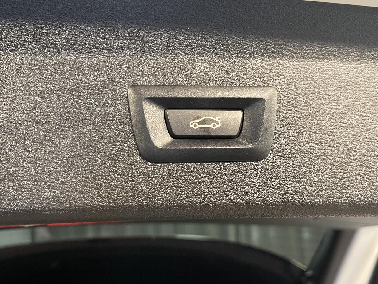 BMW X1 xDrive25e High Executive M Sport 18"/Stoelverwarming/Sportstoelen/Elektrische Klep/LED/DAB/Navigatie/PDC