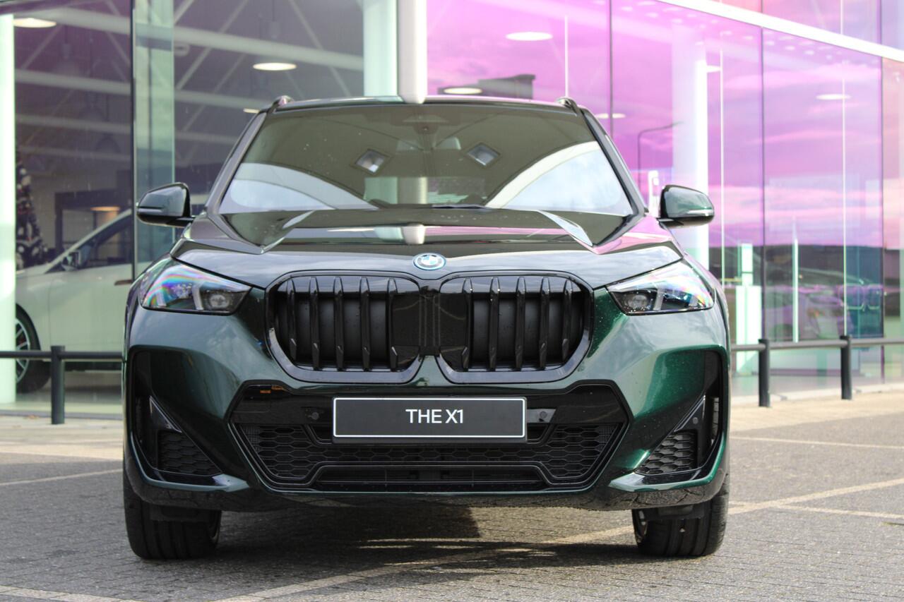 BMW X1 xDrive25e M Sport Automaat / Panoramadak / Trekhaak / Sportstoelen / Achteruitrijcamera / Comfort Access / Adaptieve LED / M Adaptief onderstel / Stuurverwarming
