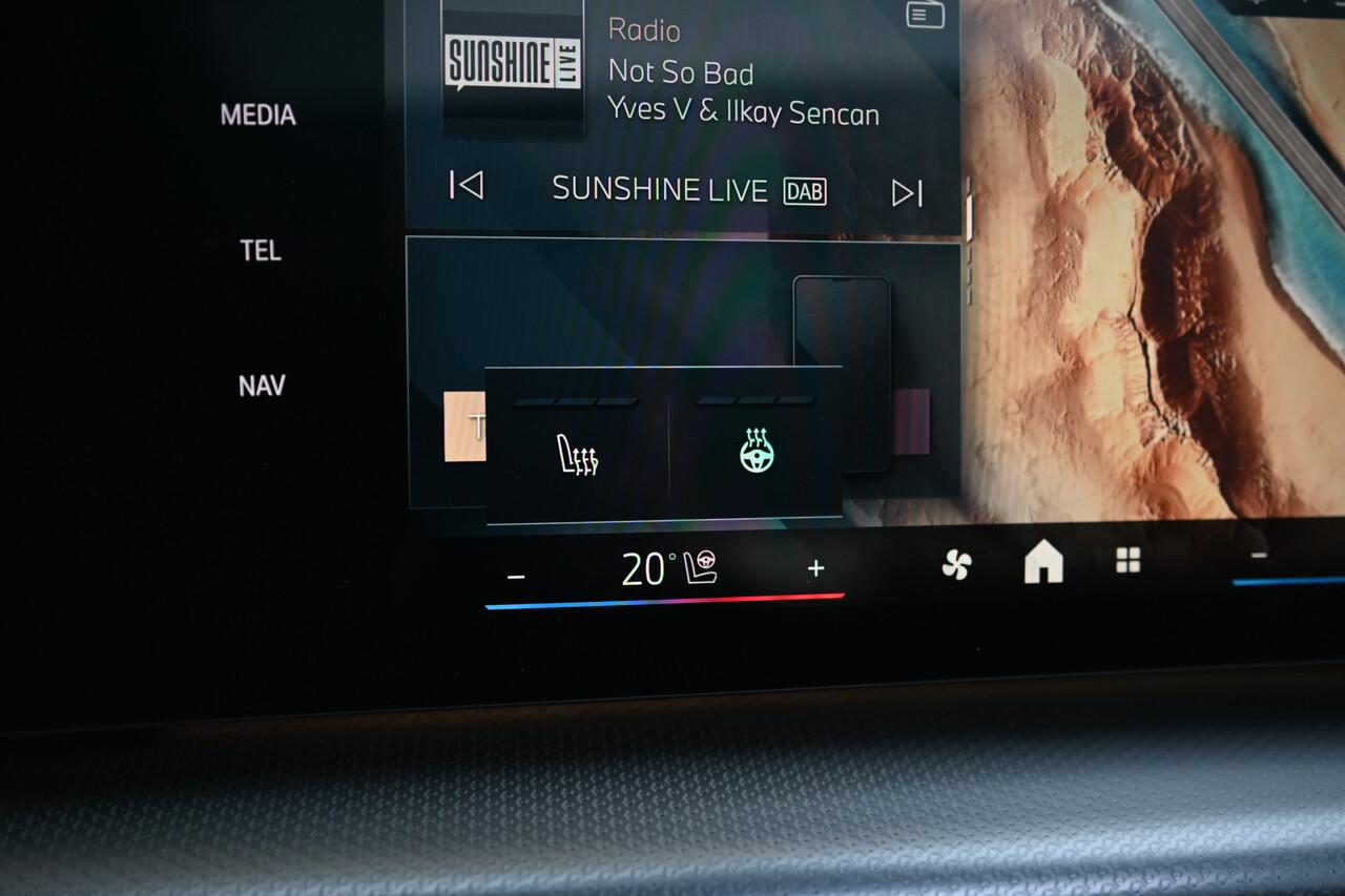 BMW X1 sDrive20i High Executive M Sport Automaat / Panoramadak / Trekhaak / Sportstoelen / M Adaptief onderstel / Comfort Access / Adaptieve LED / Parking Assistant Plus / Head-Up / Harman Kardon