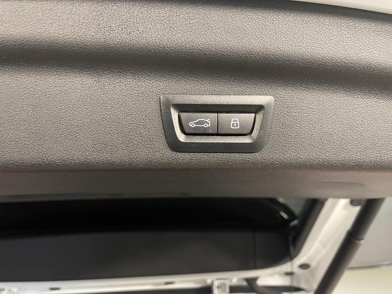 BMW X1 sDrive18i M Sport Shadow Line 18"/Sportstoelen/Adaptieve cruise/Keyless/Stoelverwarming/Camera/Elektrisch klep