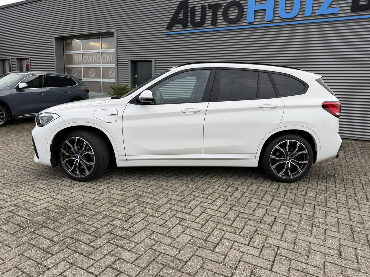 BMW X1 xDrive25e High Executive M Sport LED Head-Up Display Panoramadak Trekhaak Elek. Stoelverstelling 19 Inch Achteruitrijcamera Stuurverwarming ACC BTW Vol!!!!