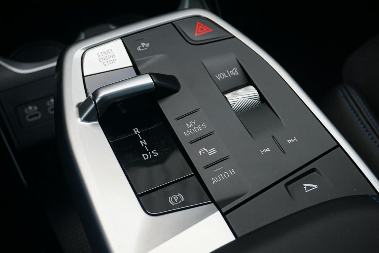 BMW X1 xDrive25e M Sportpakket 20'' / Panoramadak / Harman Kardon / Trekhaak / Elektrisch Verstelbare M Sportstoelen