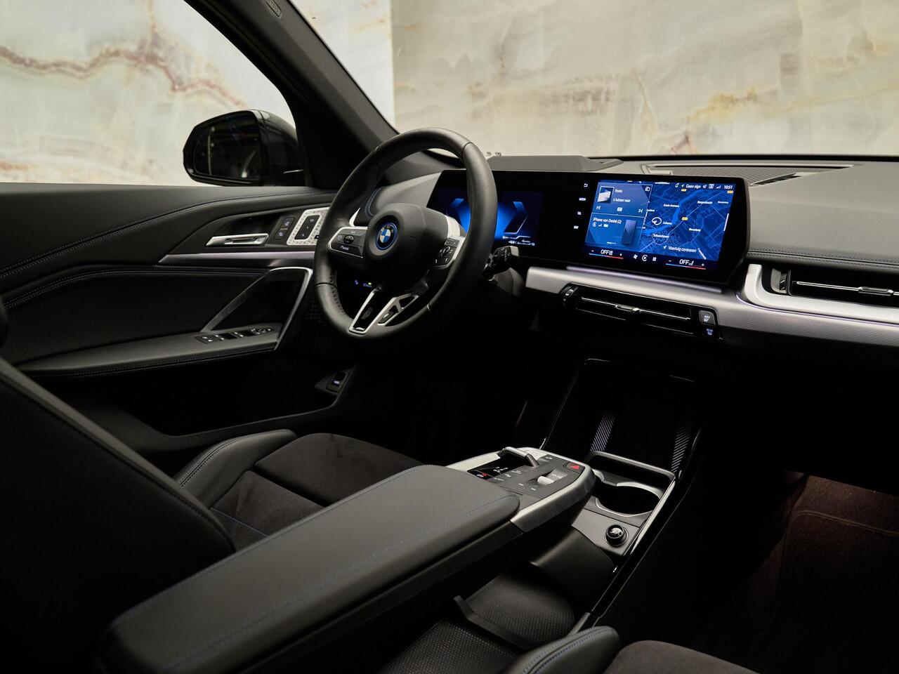 BMW X1 xDrive30e M Sport Pro, M stoelen, pano, tr.haak, H/K, 20", HUD, ACC, keyless, privacy