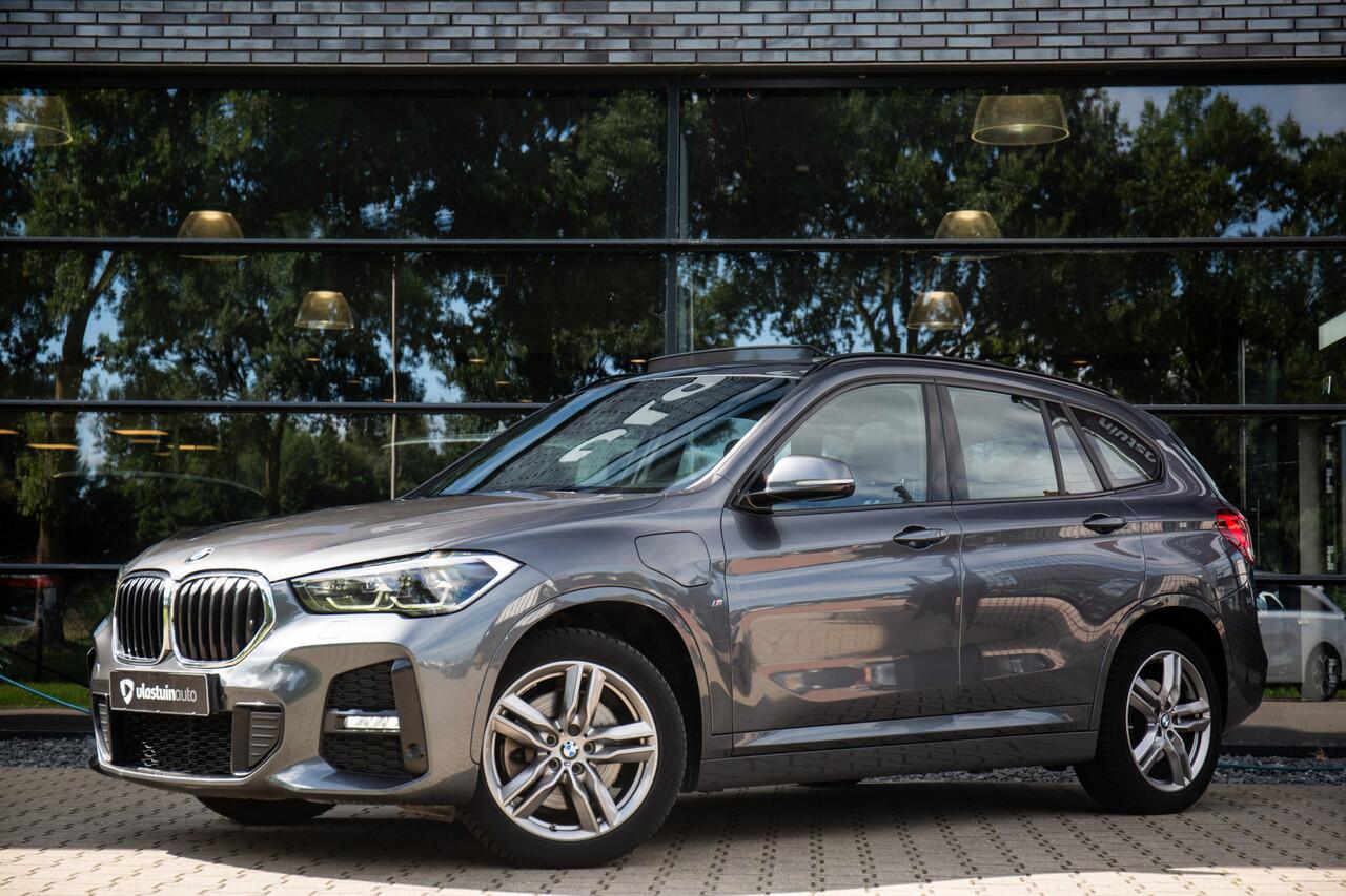 BMW X1 xDrive25e Executive , Glazen panoramadak, Head-up display, Achteruitrijcamera, Sfeerverlichting,