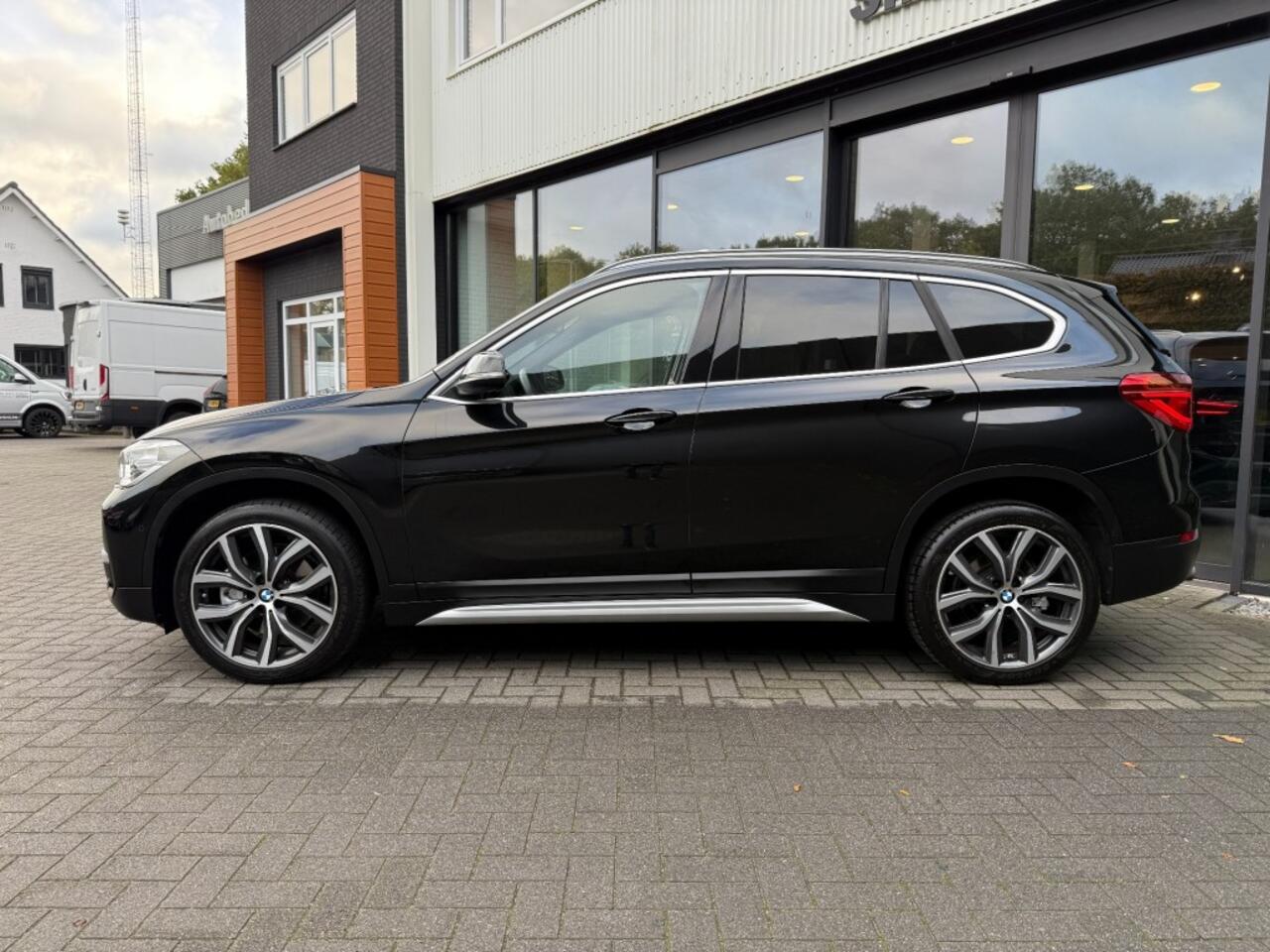 BMW X1 sDrive20i 192pk High Exe,Pano,LED,Sportleer,HUD,NaviPro,Stoelverw,Clima,Cruise,Camera