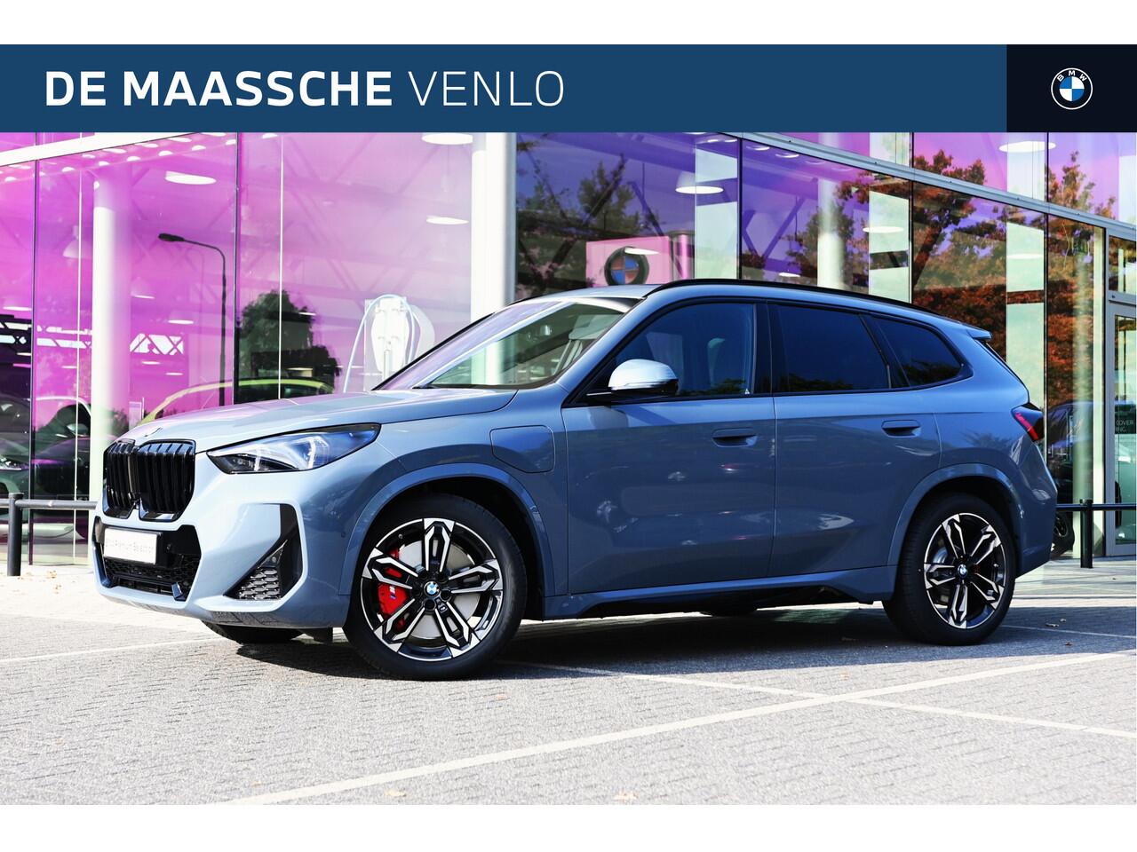 BMW X1 xDrive25e High Executive M Sport Automaat / Panoramadak / Trekhaak / Sportstoelen / M Adaptief onderstel / Adaptieve LED / Parking Assistant Plus / Head-Up / Harman Kardon