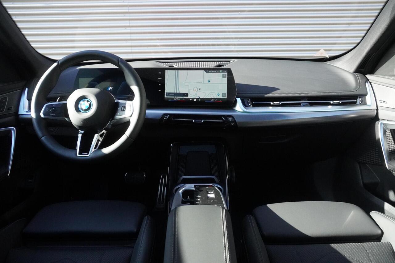 BMW X1 xDrive25e M Sportpakket Pro | Comfort Pack | Trekhaak met elektrisch wegklapbare kogel | Glazen panoramadak | Harman-Kardon sound system | Elektrisch verstelbare stoelen