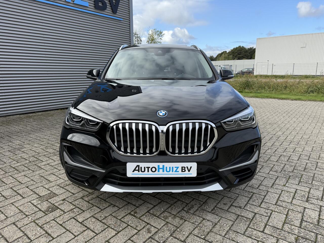 BMW X1 xDrive25e High Executive xLine Panoramadak Elek. Stoelverstelling Lederen Bekleding LED Trekhaak Keyless Entry Carplay Achteruitrijcamera 19 Inch Head-Up Display