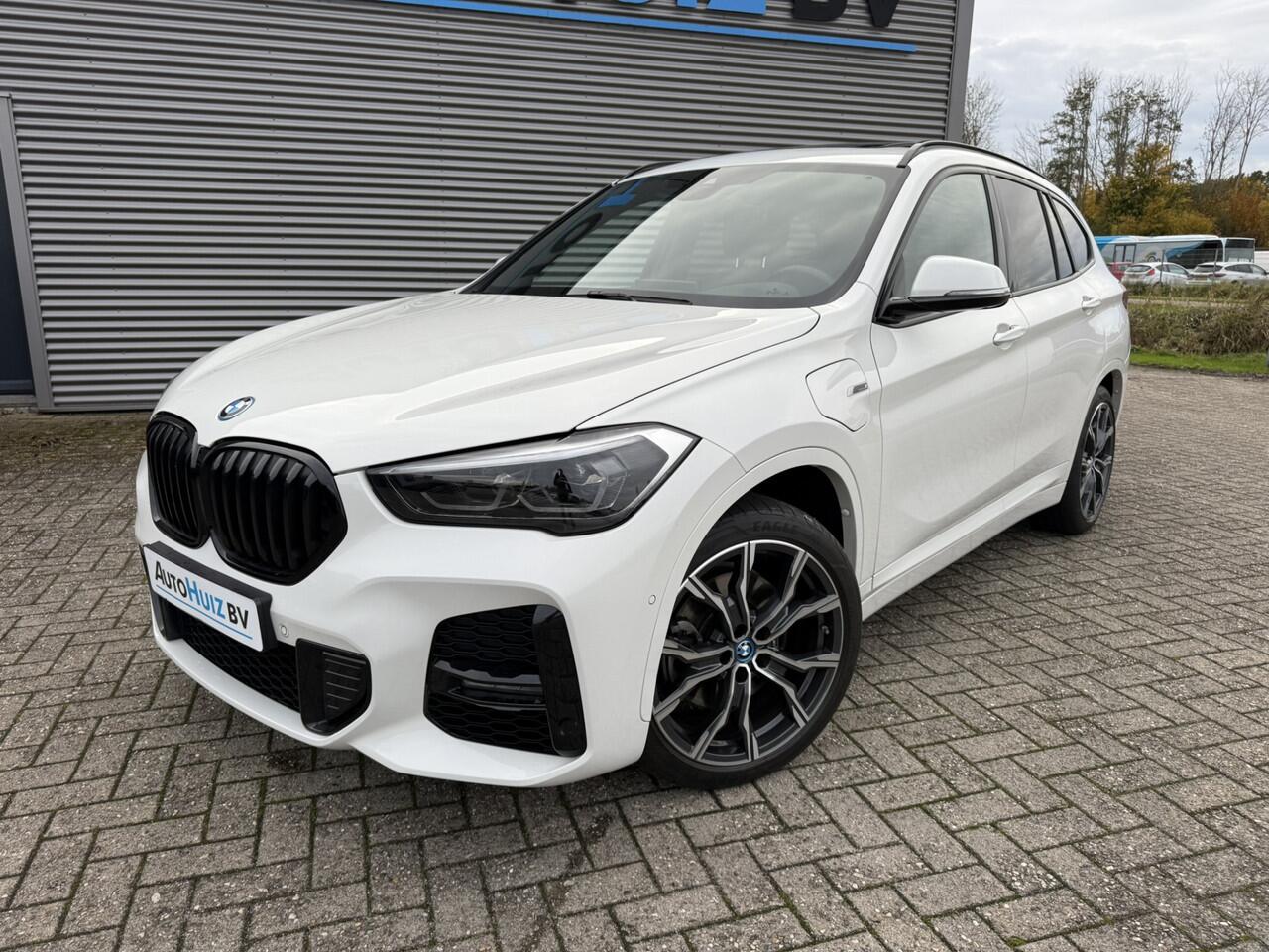 BMW X1 xDrive25e High Executive M Sport LED Head-Up Display Panoramadak Trekhaak Elek. Stoelverstelling 19 Inch Achteruitrijcamera Stuurverwarming ACC BTW Vol!!!!