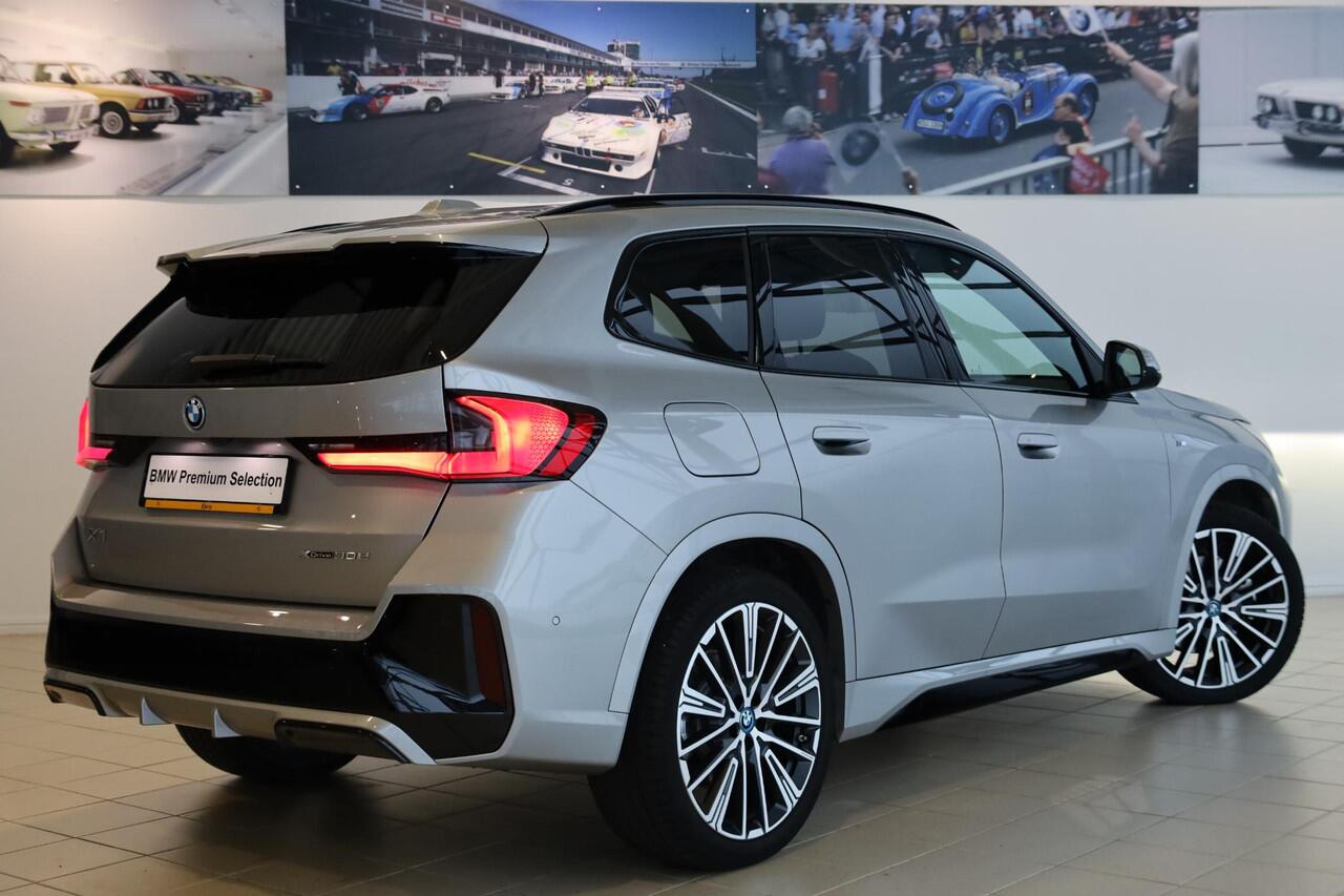 BMW X1 xDrive30e | M Sportpakket | Panorama Dak | Head-Up Display | Voorstoelen Verwarmd