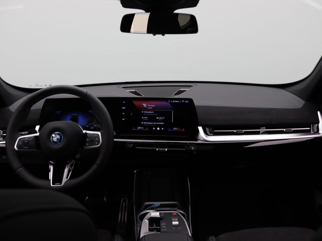 BMW X1 xDrive25e M Sportpakket Pro | Premium Pack | Stuurwielrand Verwarmd | Comfort Access | Trekhaak | Panoramadak | Driving Assistant | Parking Assistant | Harman Kardon | 19''