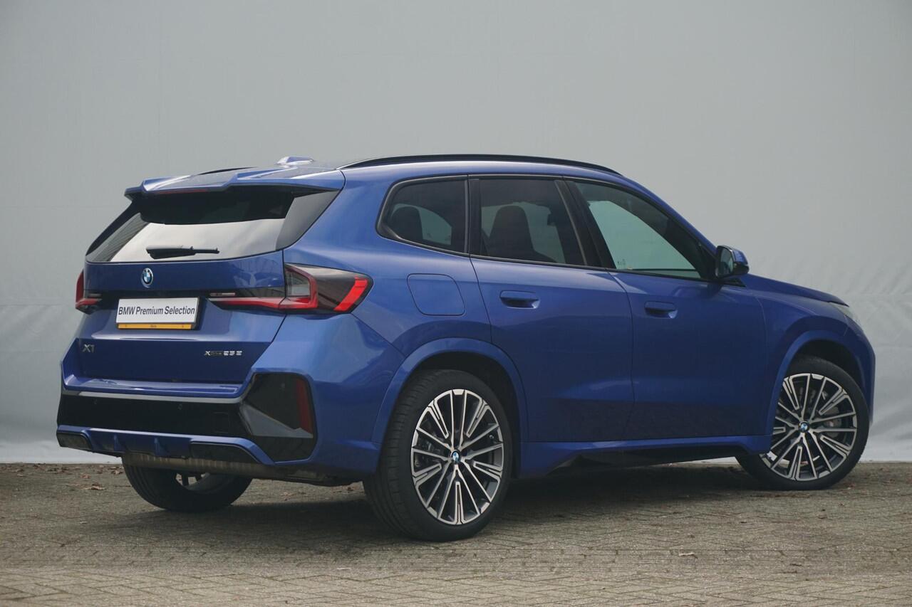 BMW X1 xDrive25e M Sportpakket 20'' / Panoramadak / Harman Kardon / Trekhaak / Elektrisch Verstelbare M Sportstoelen