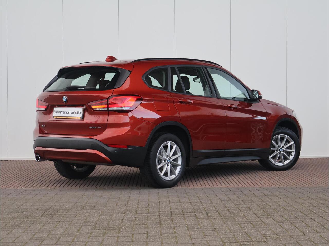BMW X1 sDrive18i Executive Edition Achteruitrijcamera/ Elektrische Achterklep/ Cruise Control/ Head-Up