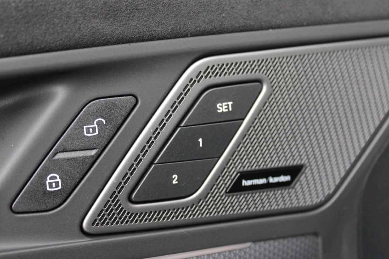 BMW X1 xDrive25e M Sport Automaat / Panoramadak / Trekhaak / Sportstoelen / Achteruitrijcamera / Comfort Access / Adaptieve LED / M Adaptief onderstel / Stuurverwarming