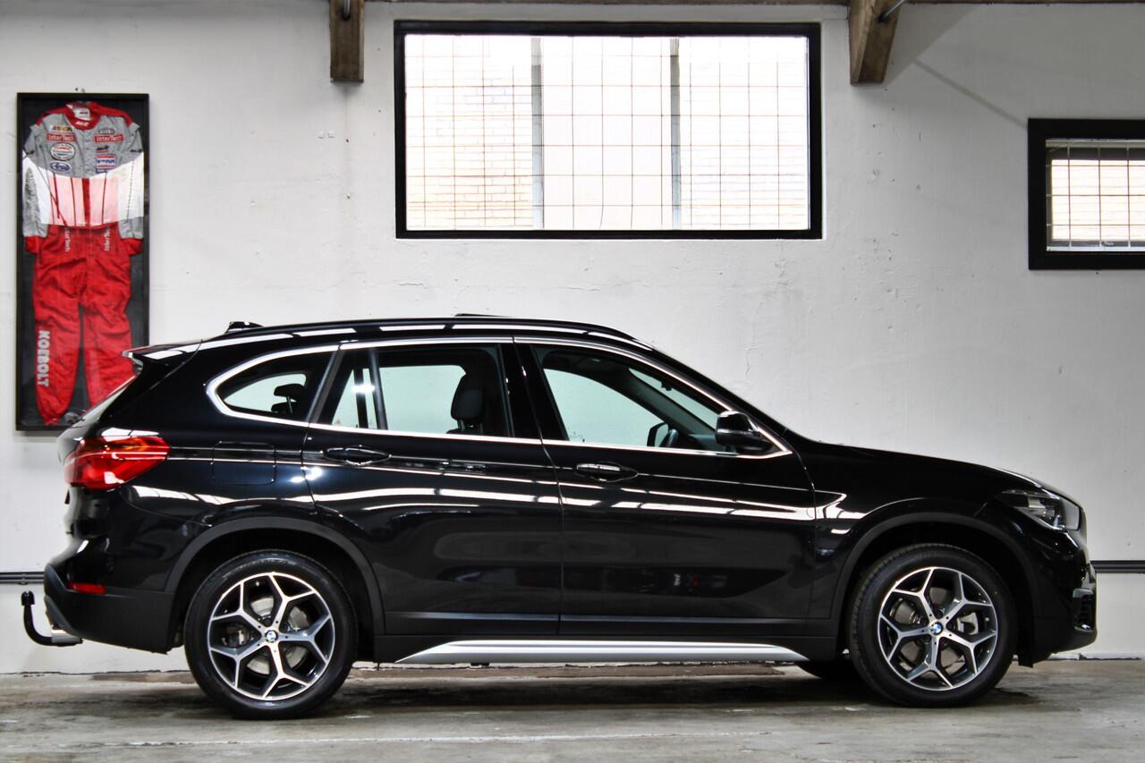 BMW X1 sDrive20i Orange Edition III | Panoramadak | Leder | Head-Up | Trekhaak | NL auto|