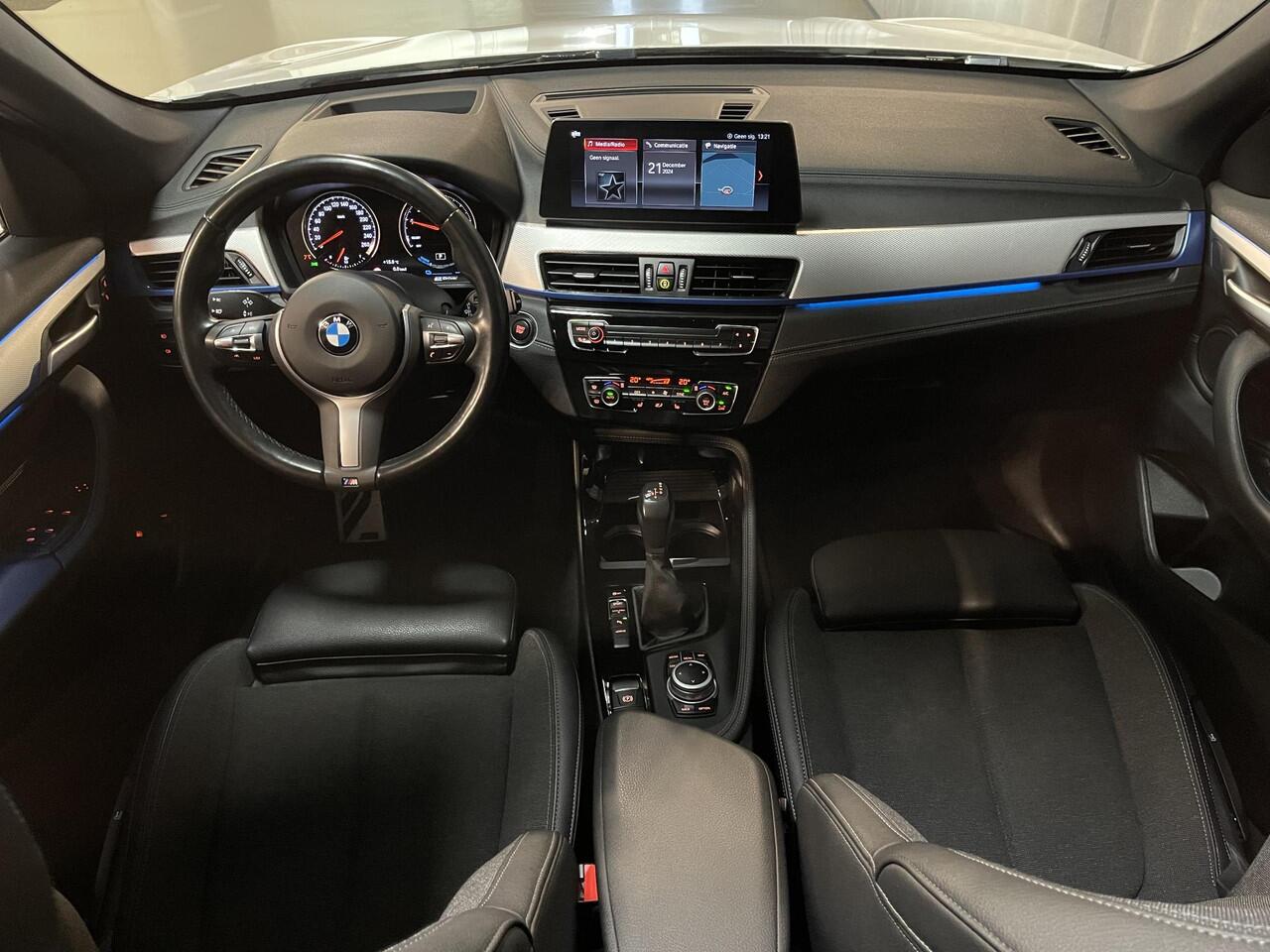 BMW X1 xDrive25e High Executive M Sport 18"/Panoramadak/Head-up/Adaptieve cruise/Sportstoelen/Stoelverwarming/Camera/LED/Keyless/PDC v+a