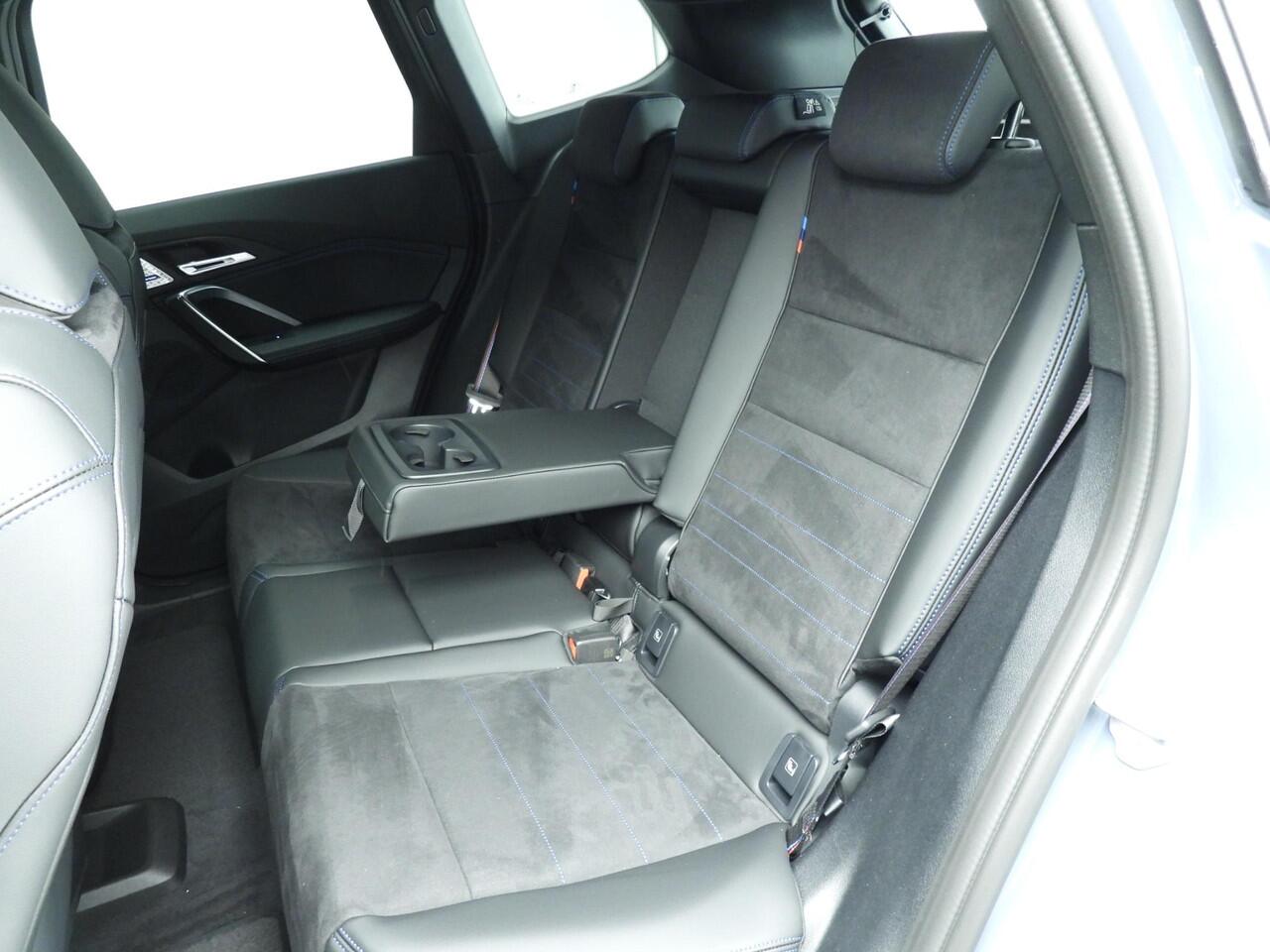 BMW X1 xDrive25e | M-Sportpakket | LED | HUD | Active cruise | Trekhaak | Schuifdak | DAB | Harman-kardon sound | Alu 19 inch