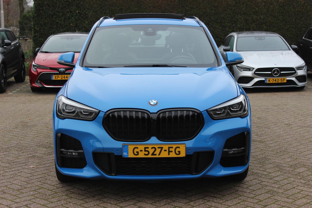 BMW X1 sDrive20i High Executive Ed. M Sport / Trekhaak / Panoramadak / Camera / Head-up / 19'' / Memory seats / Leder / Stuurverwarming / Navigatie / DAB / Stoelverwarming / Cruise Control